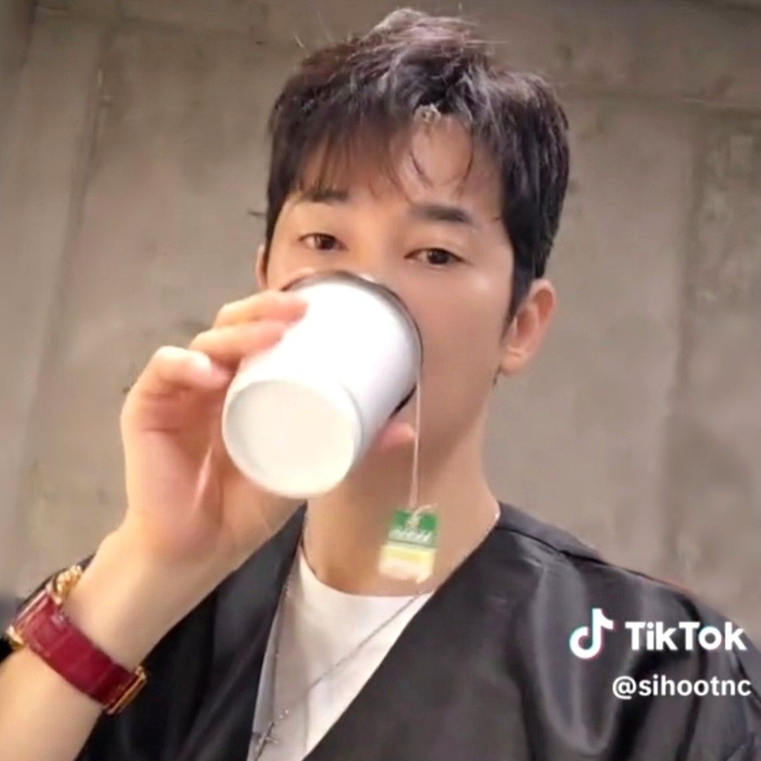 A moment captured by a fan of Park Sihoo