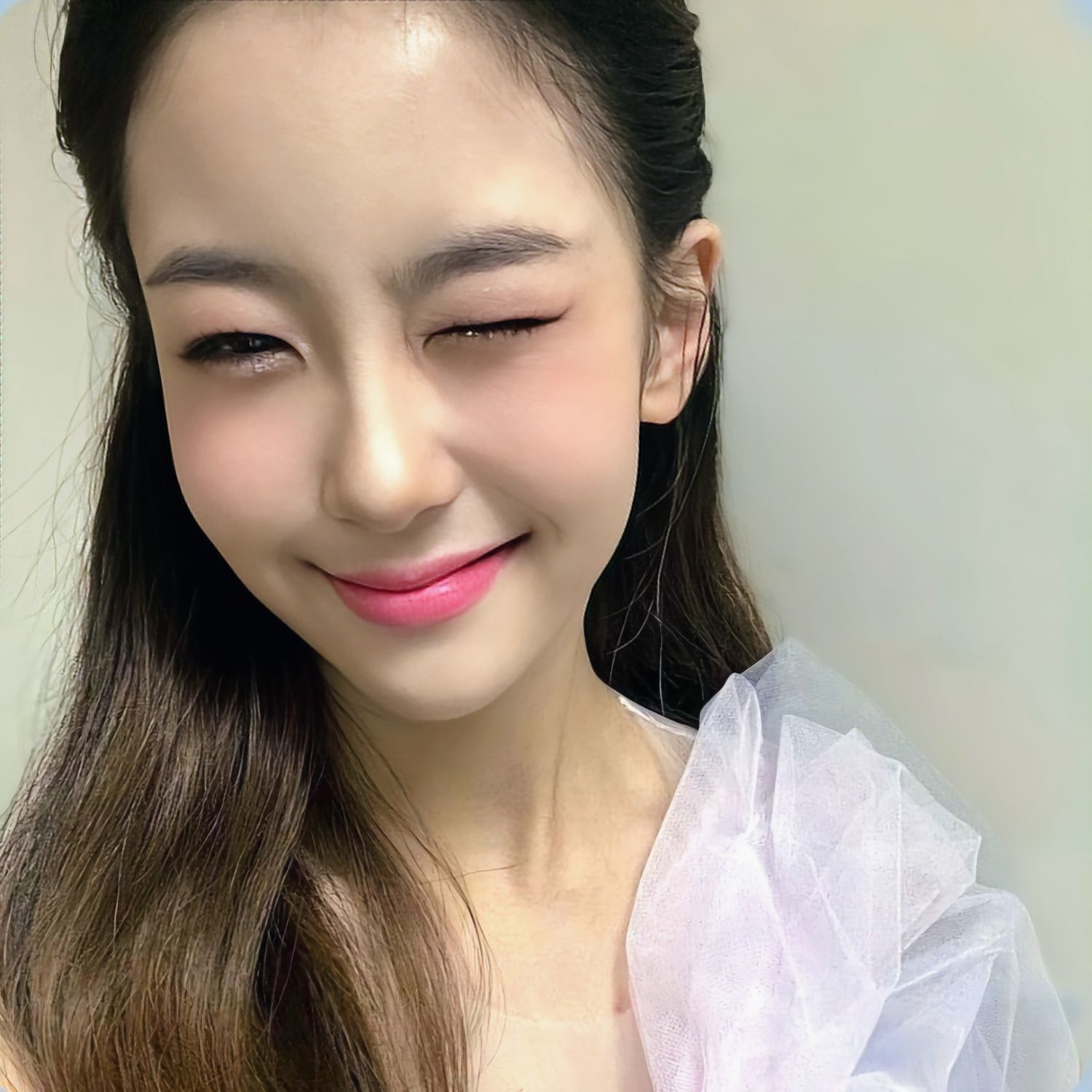 Behind-the-scenes cut of Oh Yujin
