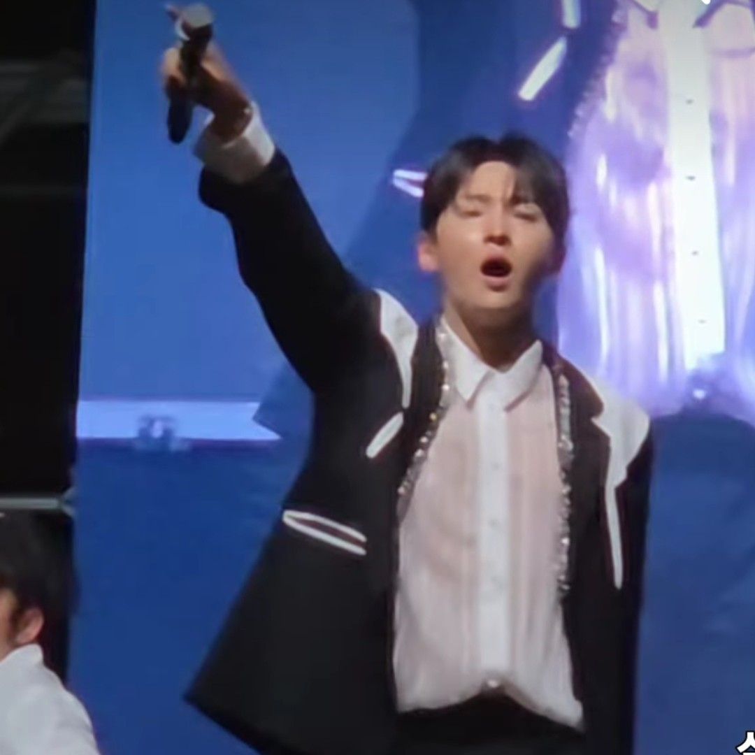 A moment captured by a fan of Seong Ri