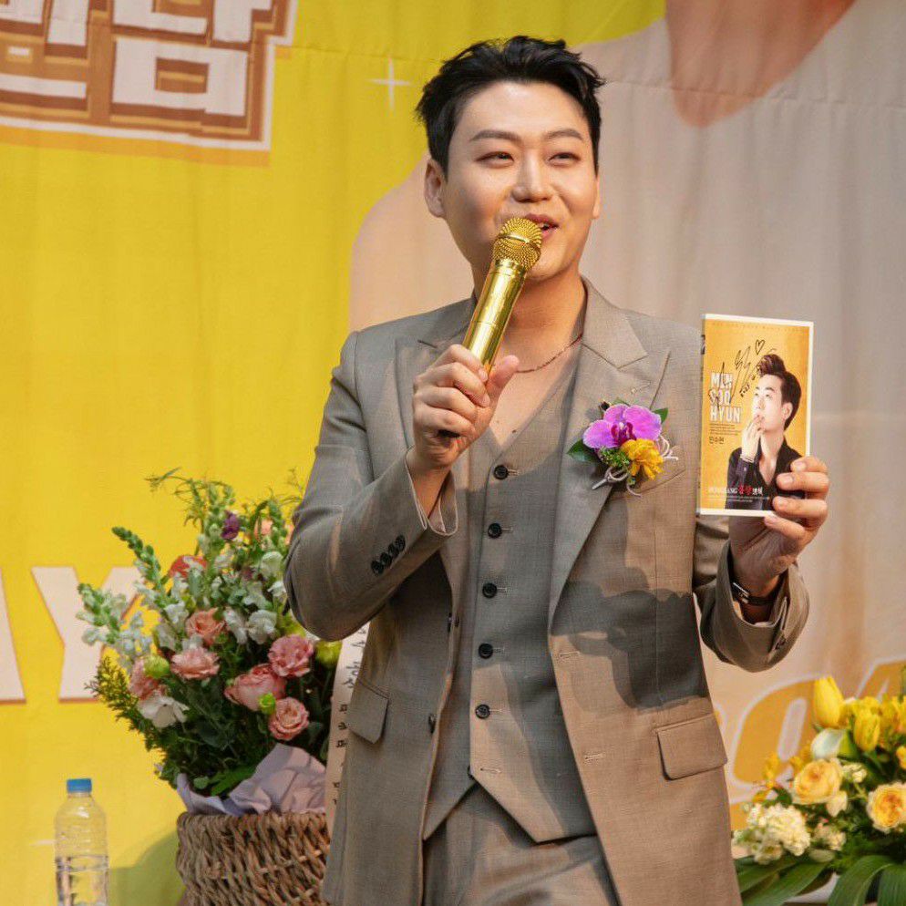 A moment captured by a fan of Min Soohyun