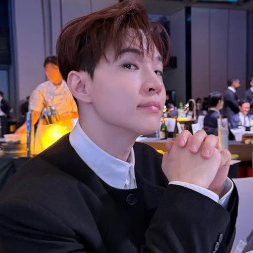 A moment captured by a fan of Henry