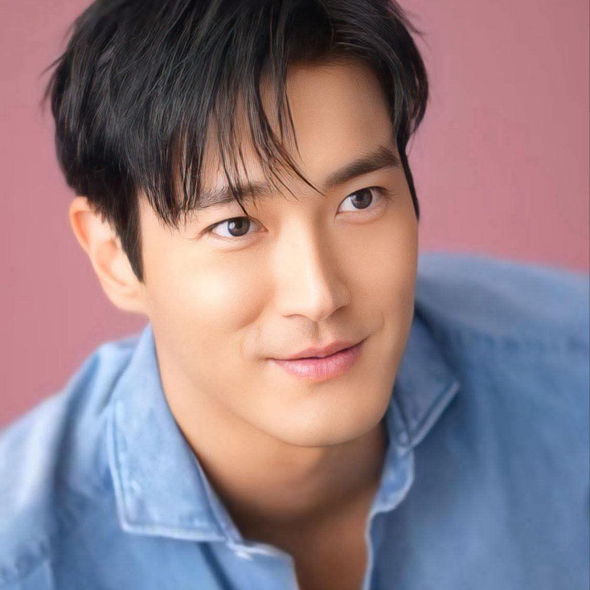 Latest photo of Choi Siwon