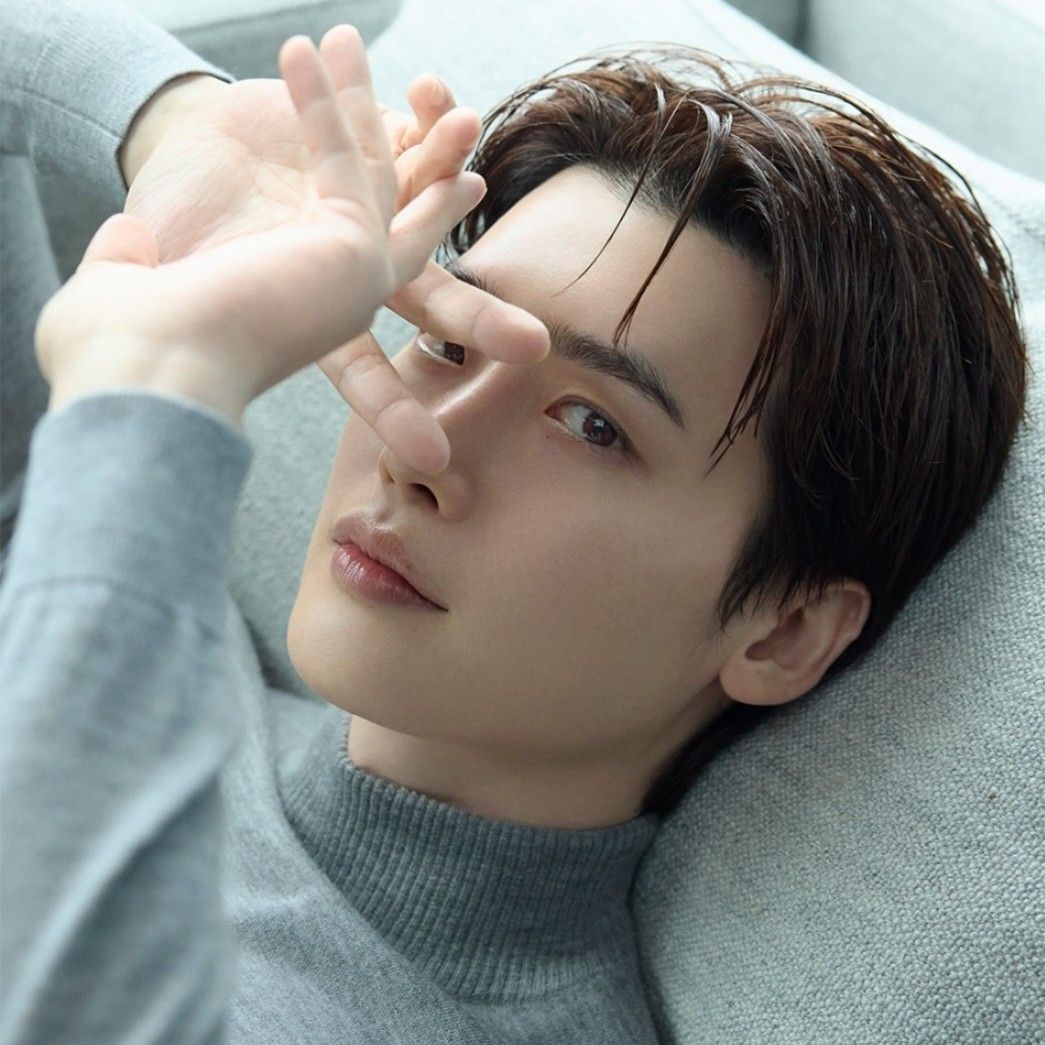 Behind-the-scenes cut of Lee Jongsuk