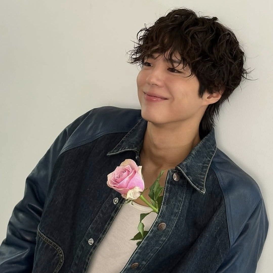 A moment captured by a fan of Park Bogum
