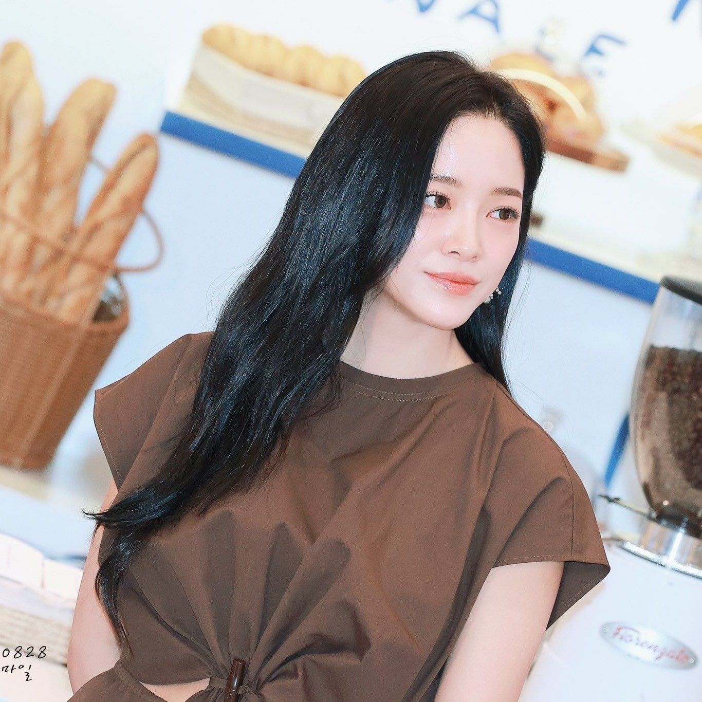 Behind-the-scenes cut of Kim Sejeong