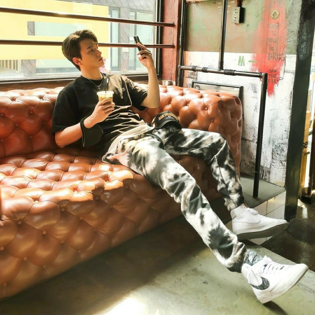 Behind-the-scenes cut of Shin Seungho