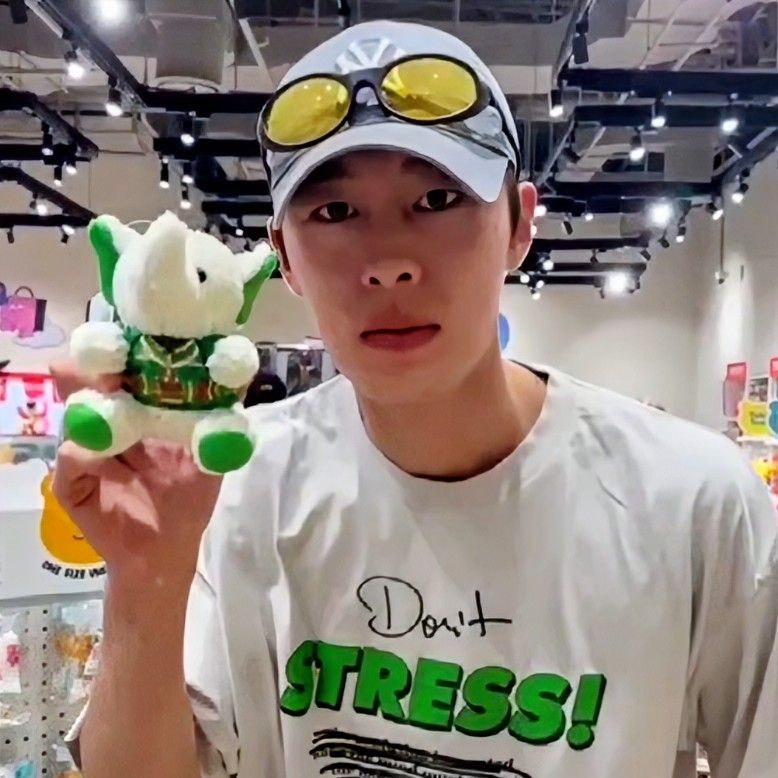 A moment captured by a fan of Lee Jaewook