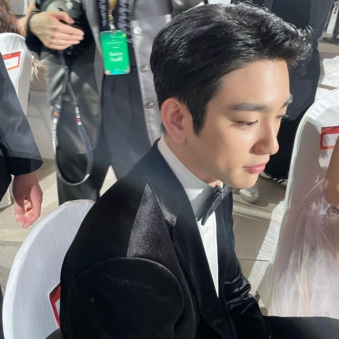 A moment captured by a fan of Park Jinyoung