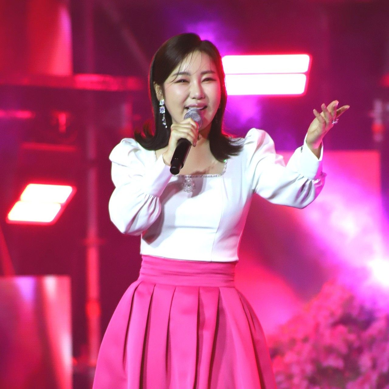 A moment captured by a fan of Song Gain