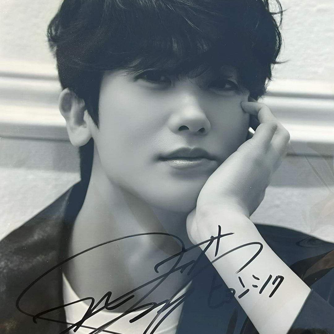 A moment captured by a fan of Park Hyungsik