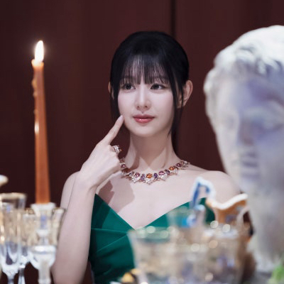 Behind-the-scenes cut of Kim Jiwon