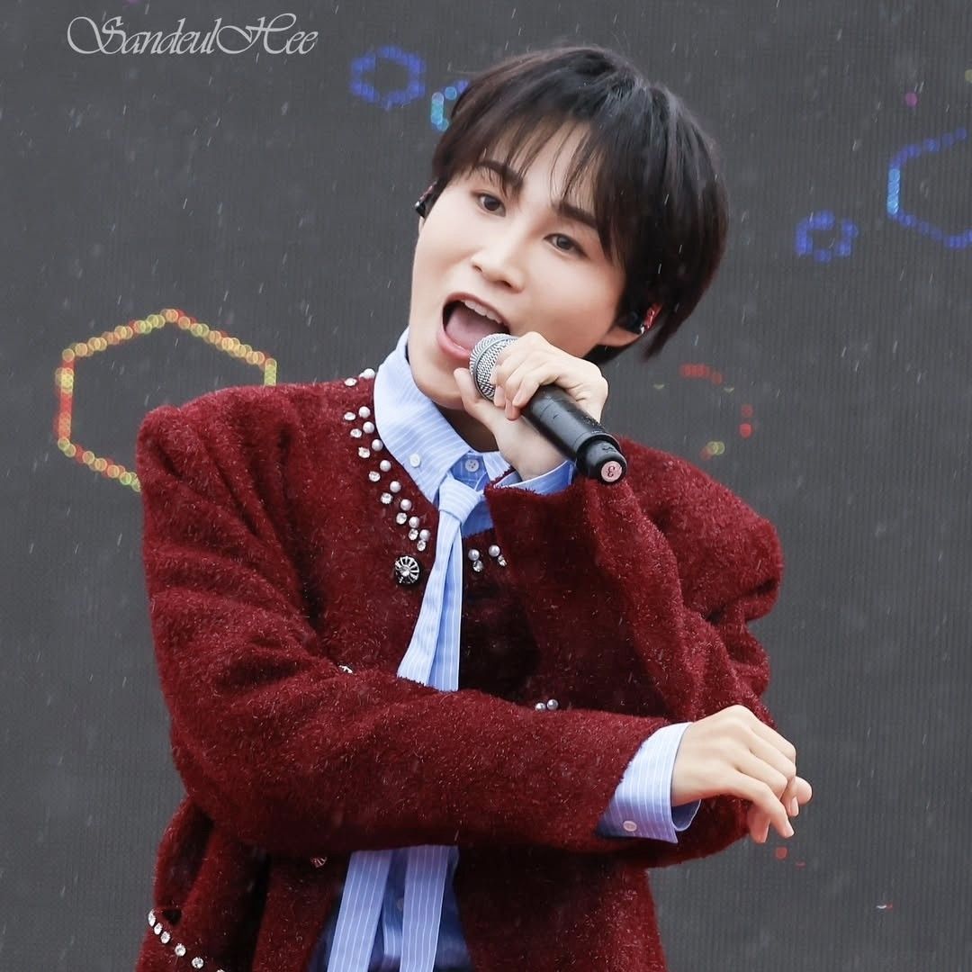 A moment captured by a fan of Kim Heejae