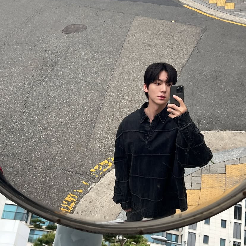 A moment captured by a fan of Ahn Jaehyun