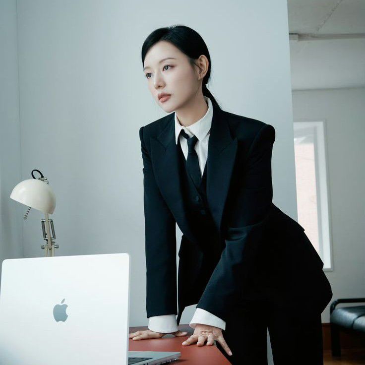 Behind-the-scenes cut of Kim Jiwon