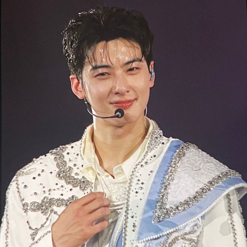 A moment captured by a fan of Cha Eunwoo