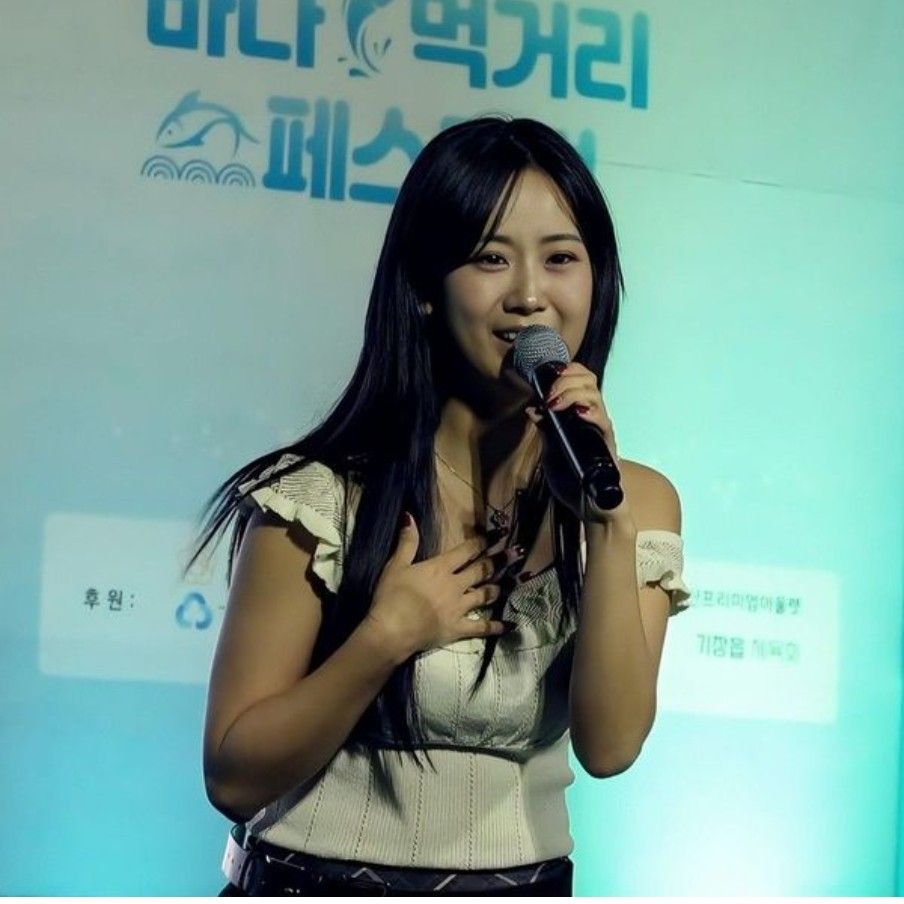Behind-the-scenes cut of Kang Hyeyeon