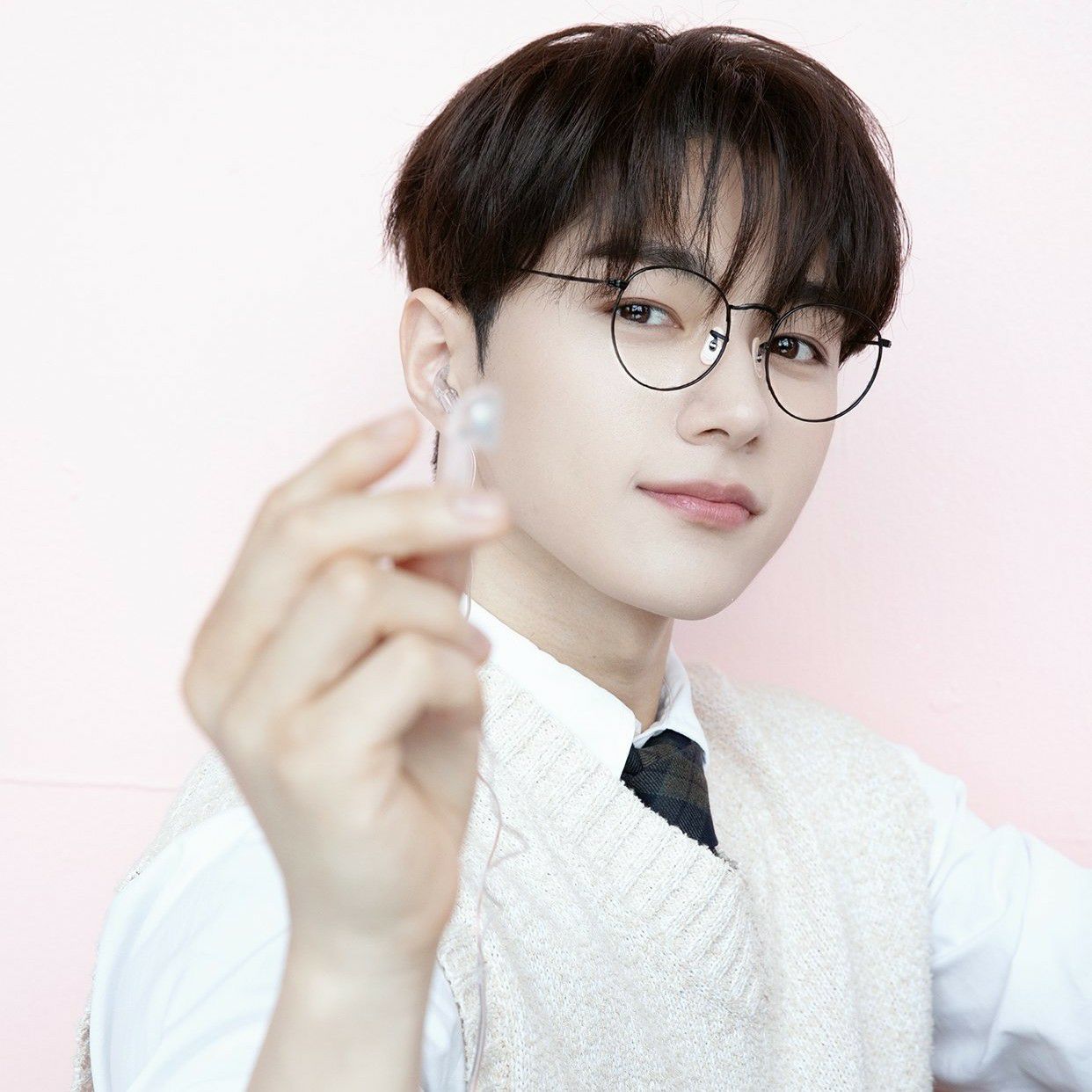 A moment captured by a fan of Kim Myungsoo (L)