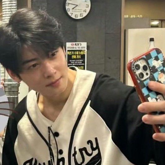 Foto terbaru dari Cha Eunwoo