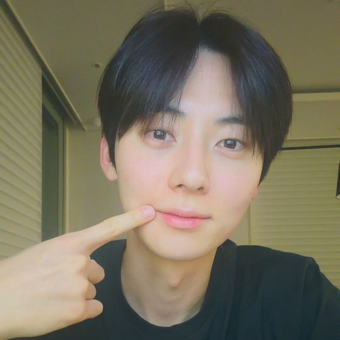Behind-the-scenes cut of Hwang Minhyun