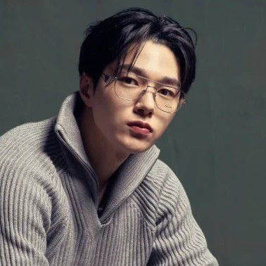 Behind-the-scenes cut of Kim Myungsoo (L)