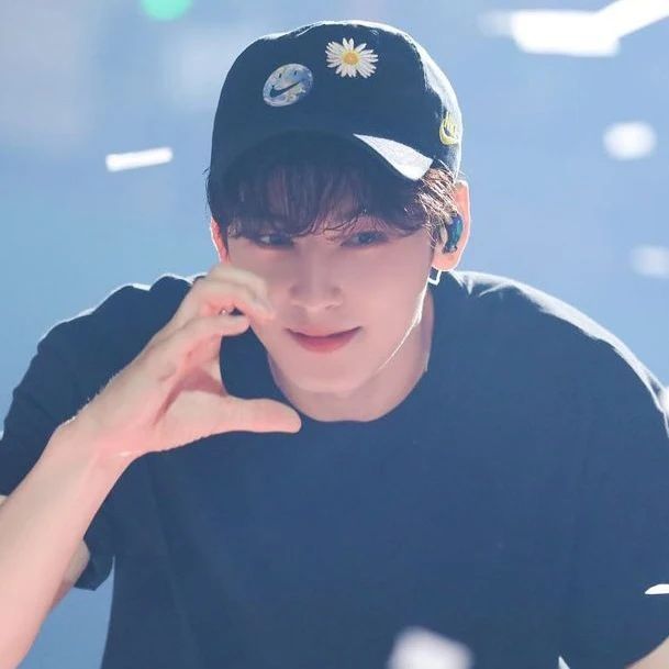 Behind-the-scenes cut of Cha Eunwoo