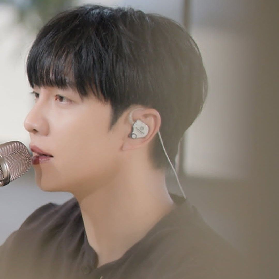 Recent activity shot of Lee Seunggi
