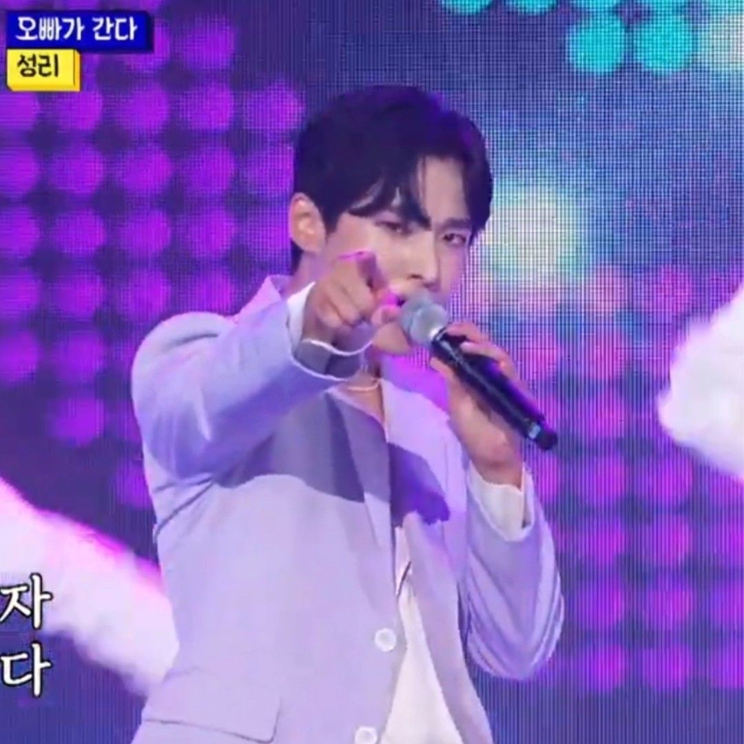 A moment captured by a fan of Seong Ri