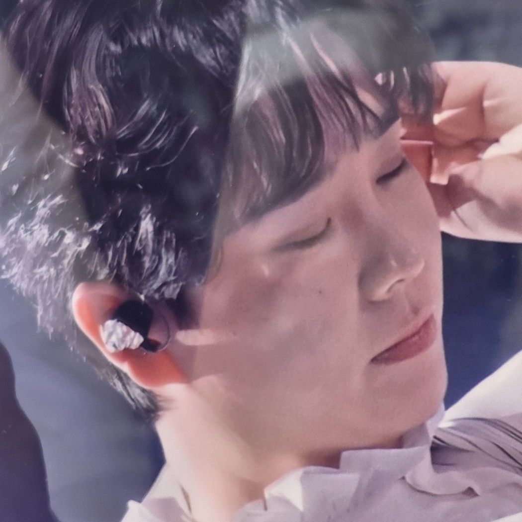 A moment captured by a fan of Song Minjun