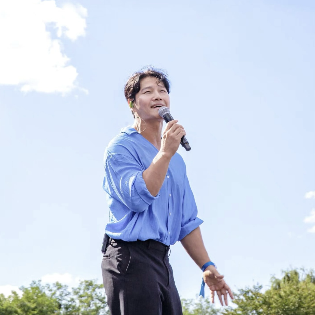 Recent activity shot of Kim Jongkook