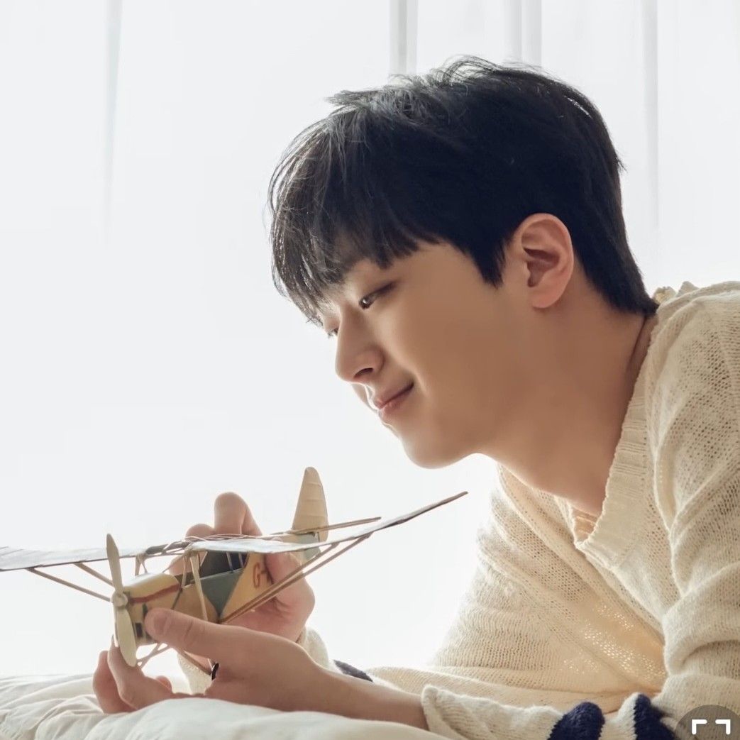 A moment captured by a fan of Lee Chanwon