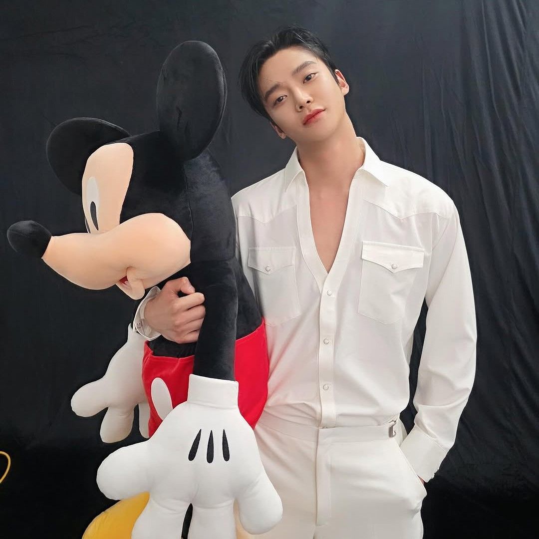 Behind-the-scenes cut of Rowoon
