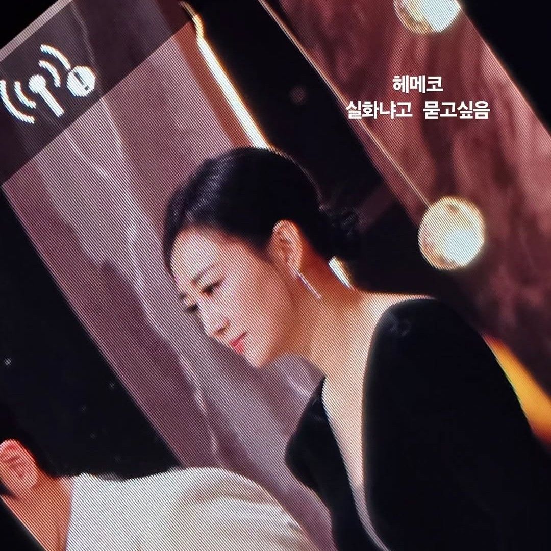 A moment captured by a fan of Jang Yoonjeong