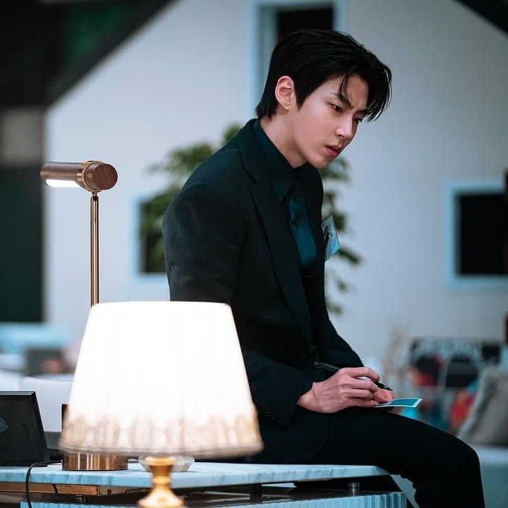 Behind-the-scenes cut of Hwang Inyoup