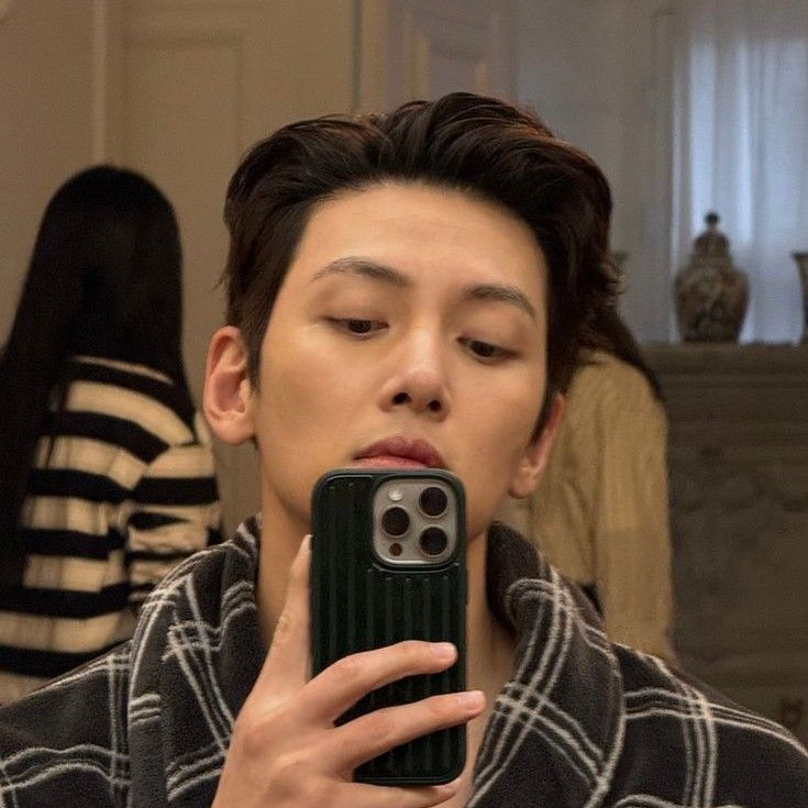 Behind-the-scenes cut of Ji Changwook