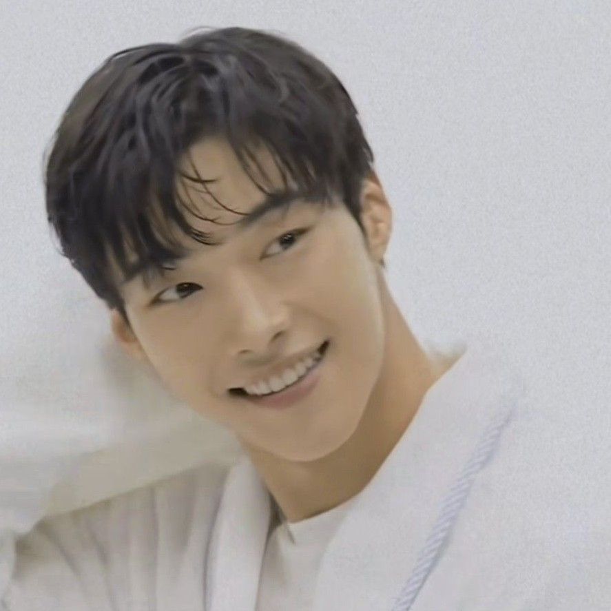 A moment captured by a fan of Woo Dohwan