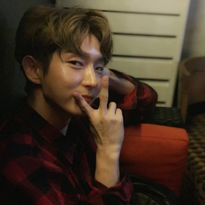 A moment captured by a fan of Lee Joongi