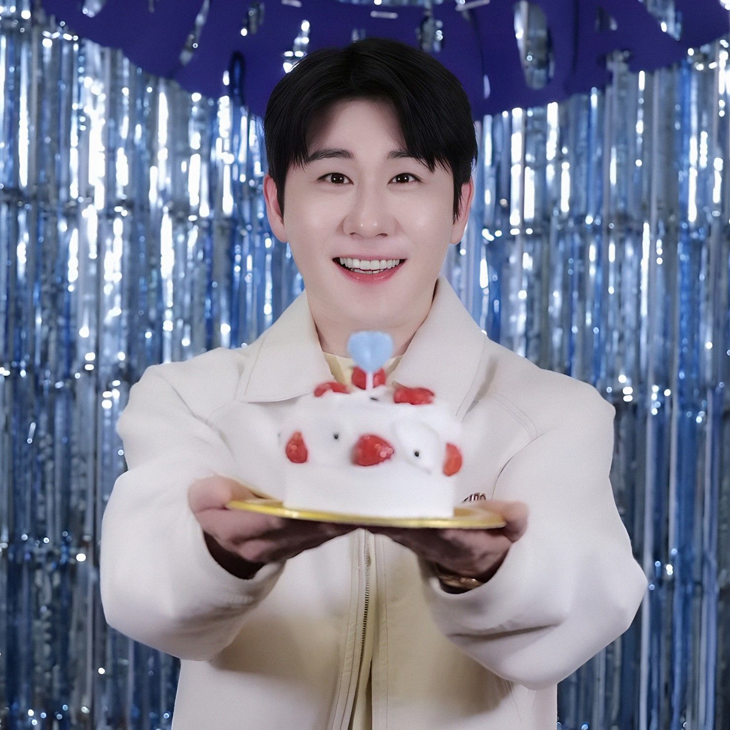 Behind-the-scenes cut of Young Tak