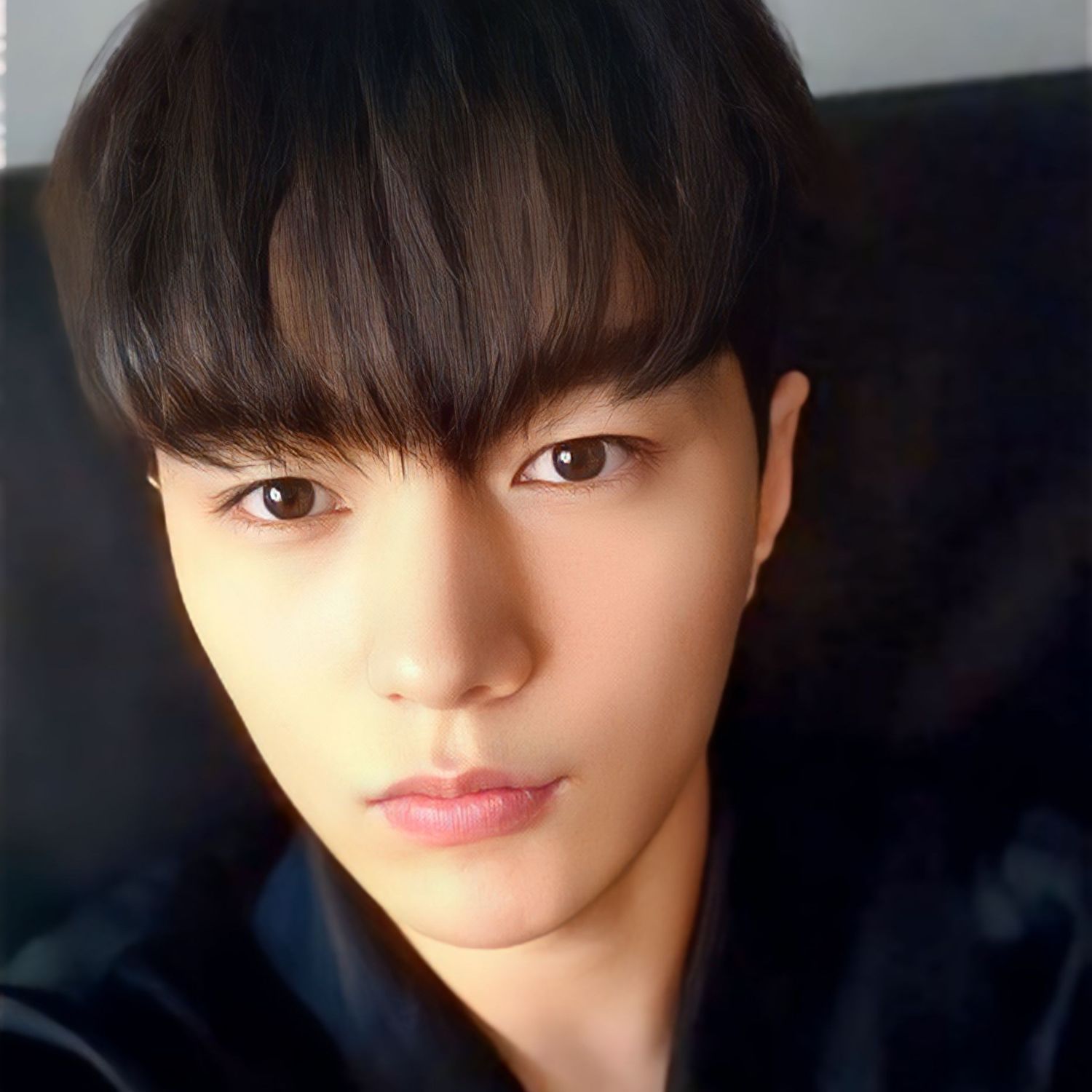 Behind-the-scenes cut of Kim Myungsoo (L)