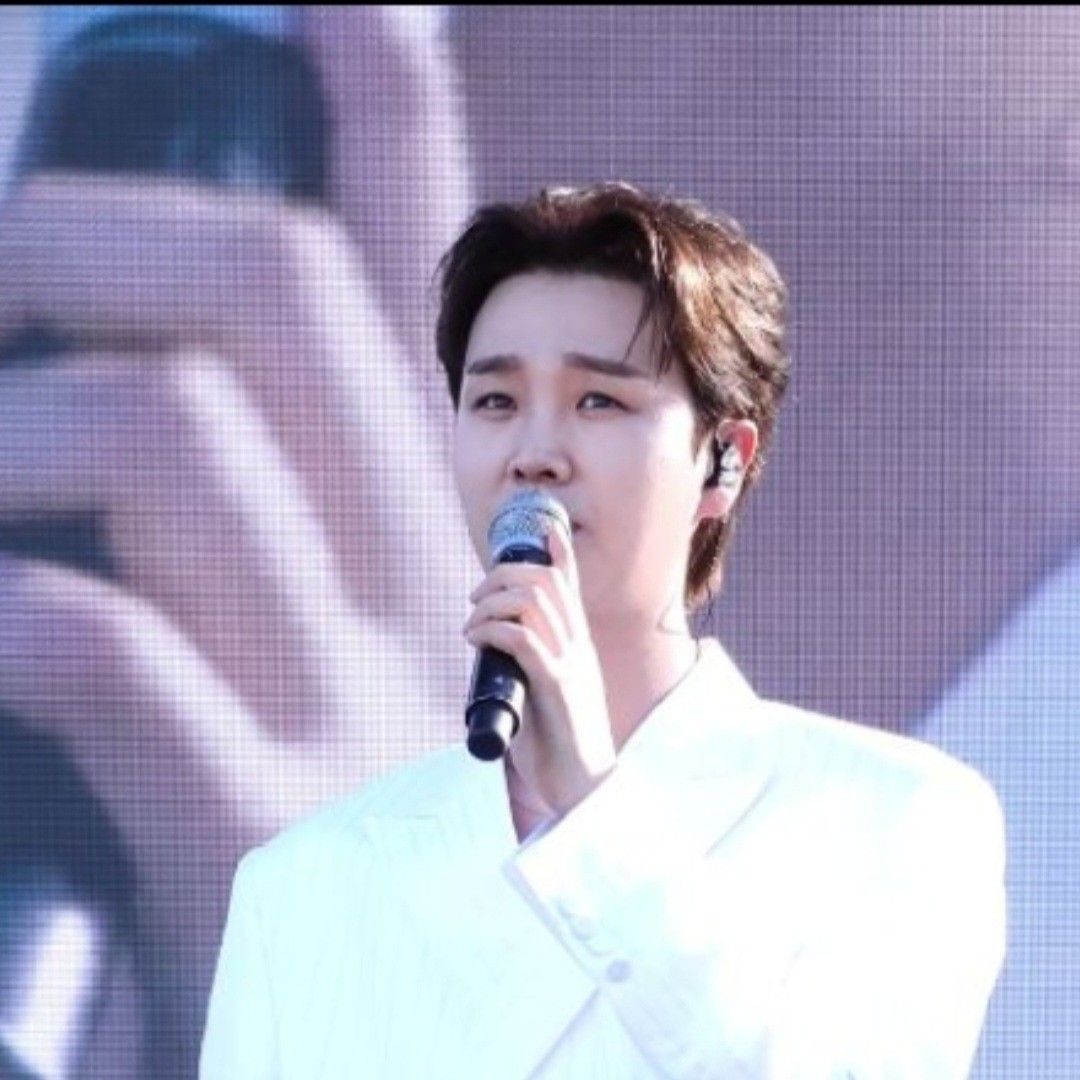 A moment captured by a fan of Song Minjun