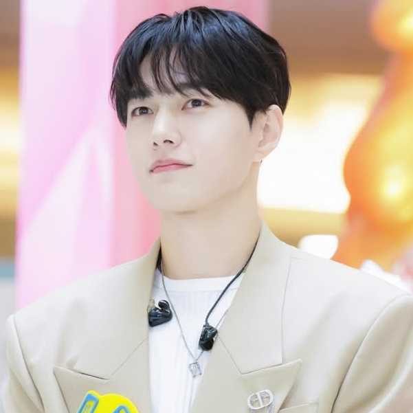 Latest photo of Kim Myungsoo (L)