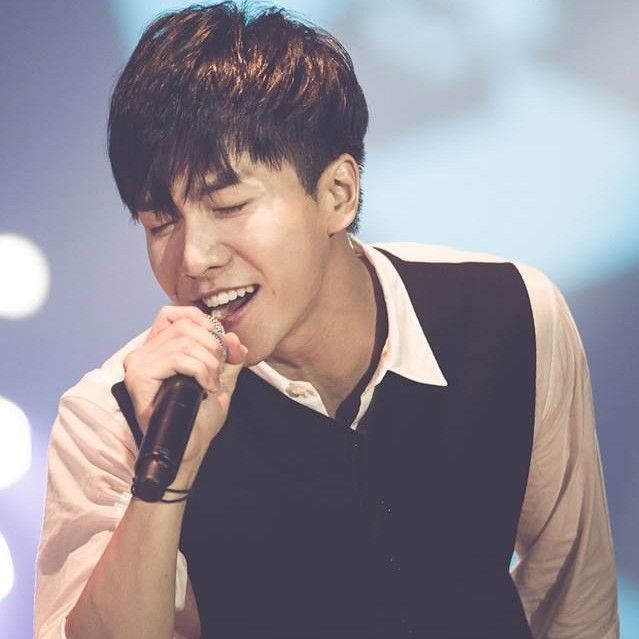 A moment captured by a fan of Lee Seunggi