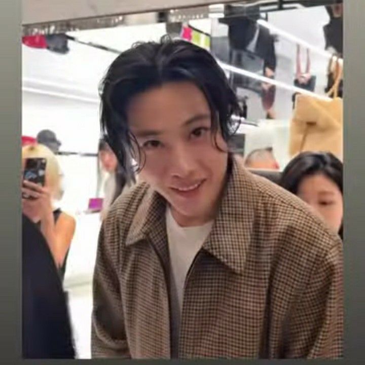 A moment captured by a fan of Lee Jongwon