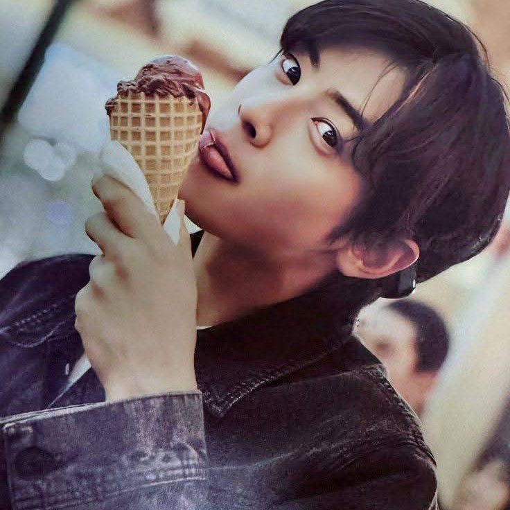 Recent activity shot of Cha Eunwoo