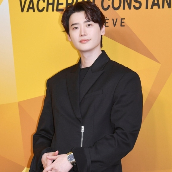 Behind-the-scenes cut of Lee Jongsuk