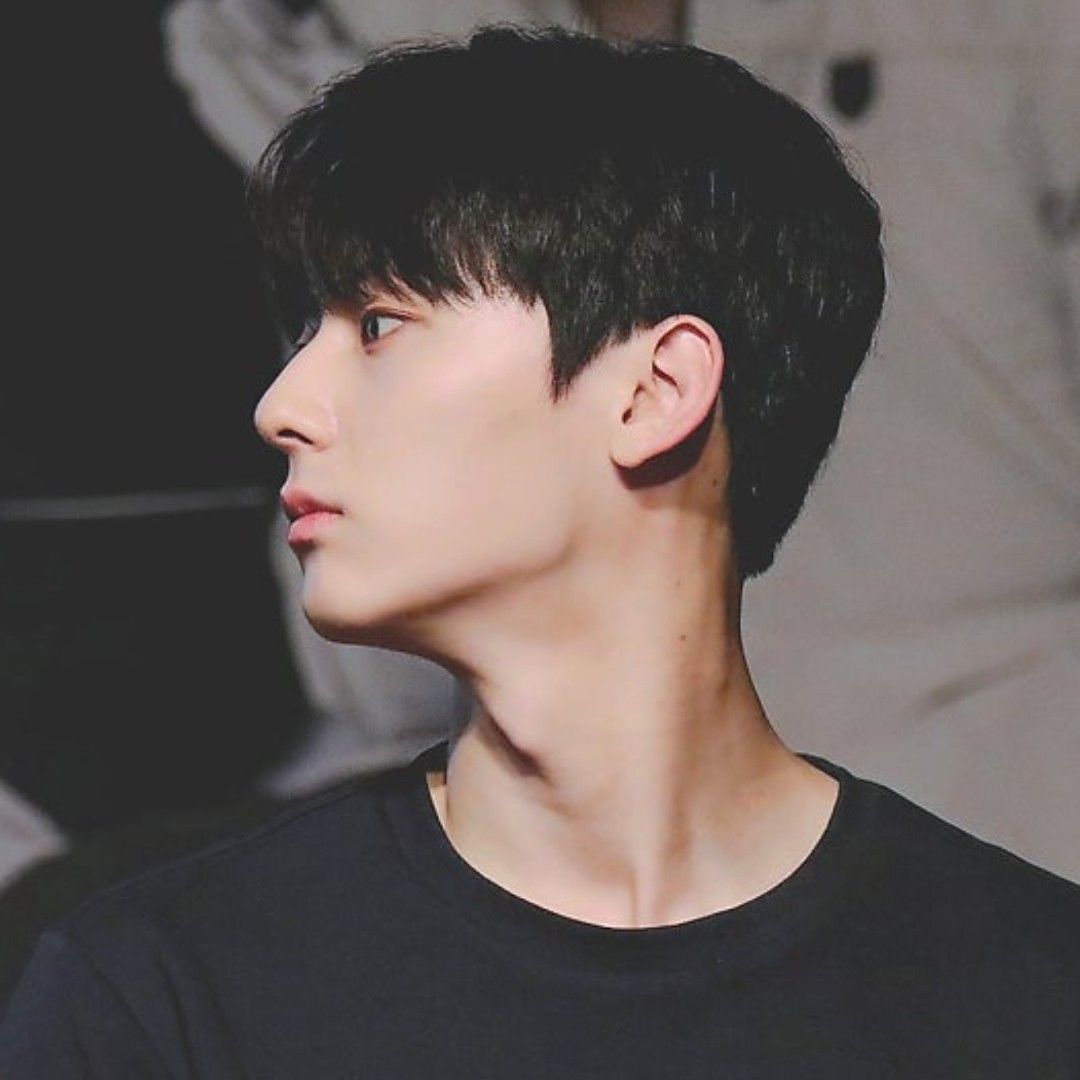 A moment captured by a fan of Hwang Minhyun