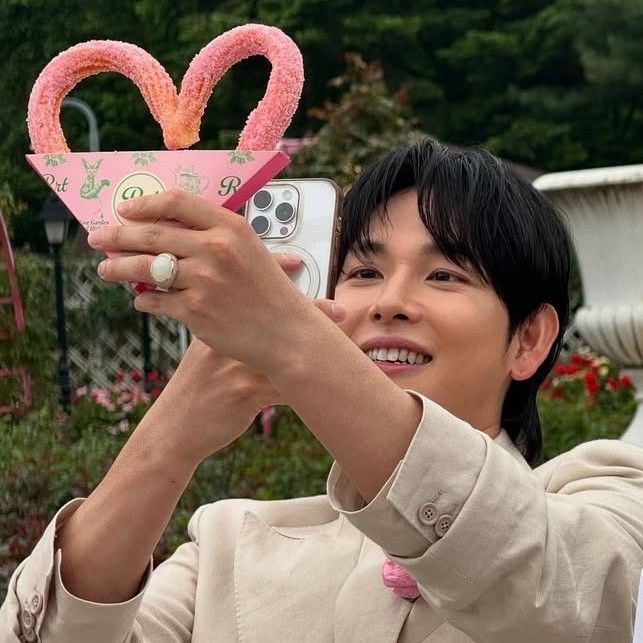 Behind-the-scenes cut of Lim Siwan