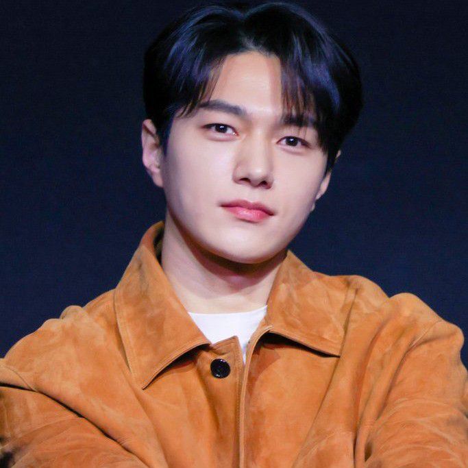 Recent activity shot of Kim Myungsoo (L)