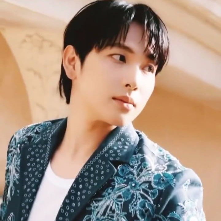 Behind-the-scenes cut of Lim Siwan