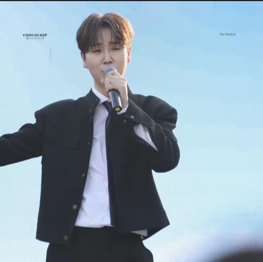 A moment captured by a fan of Song Minjun