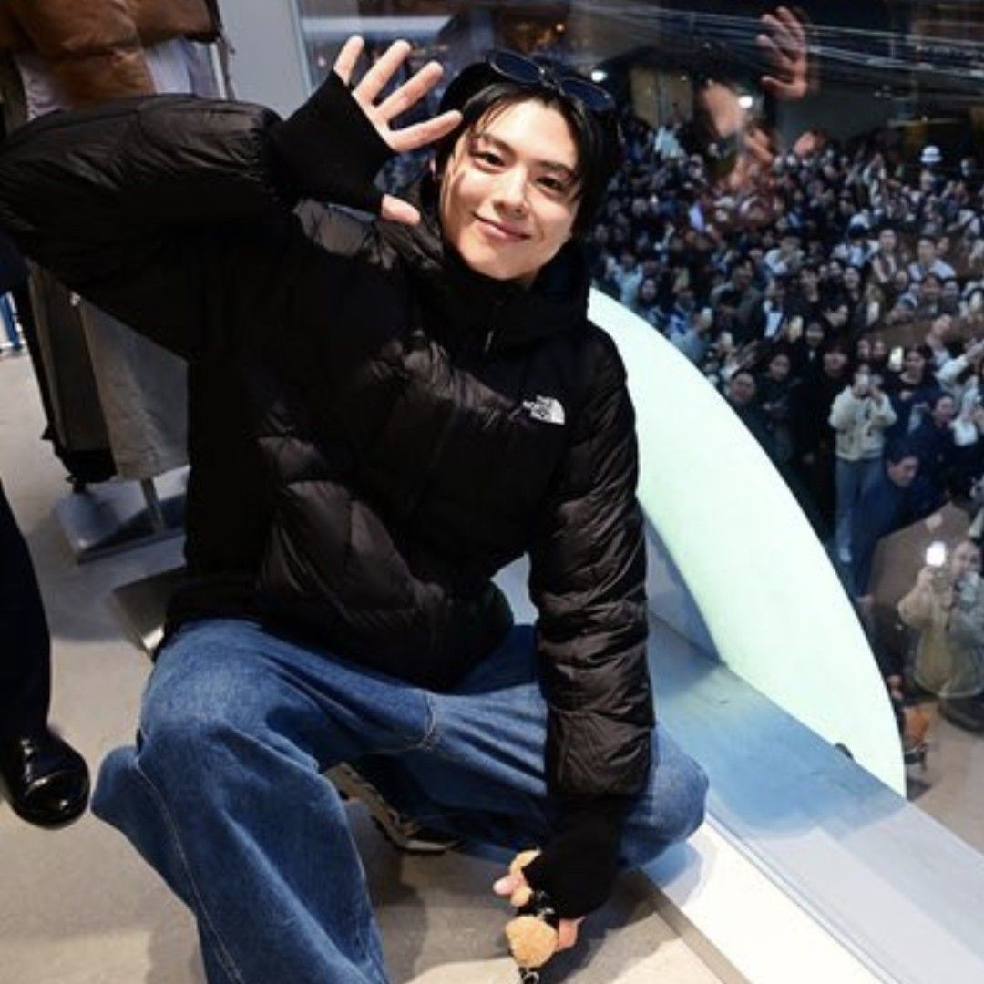 A moment captured by a fan of Park Bogum